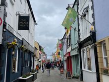 One of the side streets of Caernarfon. The town is very popular and it was filled, although this street looks kind of empty, it got busier later.