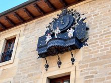 The cute town clock strikes the hour, Laguardia 