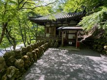 Groups of Rakan were situated everywhere.