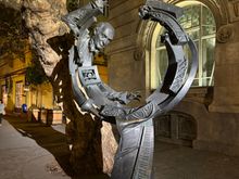 Sculpture in Franz Liszt Square