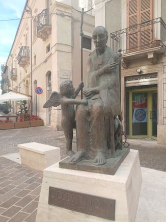 Celestino V statue