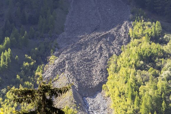 Avalanche above Blatten. The forest couldn't stop it.
