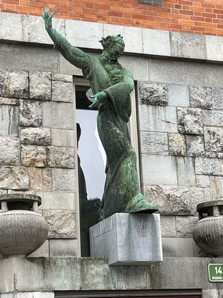 Moses in front of the National / University Library