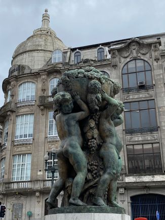 The lovely Abundancia Os Meninos sculpture, the meeting place for our tour