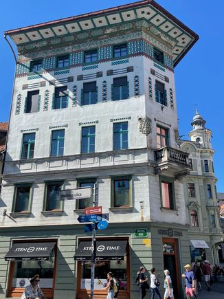 I believe this is the Hauptman Building. Look at that Architecture