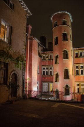 Le meme chose dans nuit. Our rental a la gauche.