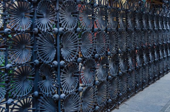 The stylish wrought-iron fence that he designed for his rich patron Vicens. See the mug second-from-left in the next foto.