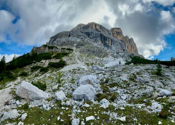 Rocky areas of the trail below Sas dla Crusc