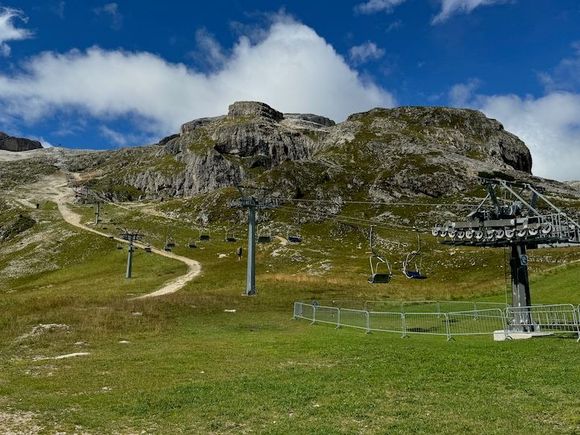 From the Boè station, the Vallon chairlift takes you even higher. It was quite windy, and I'm not fond of chairlifts to start with, so mr_go went up and I watched and explored.