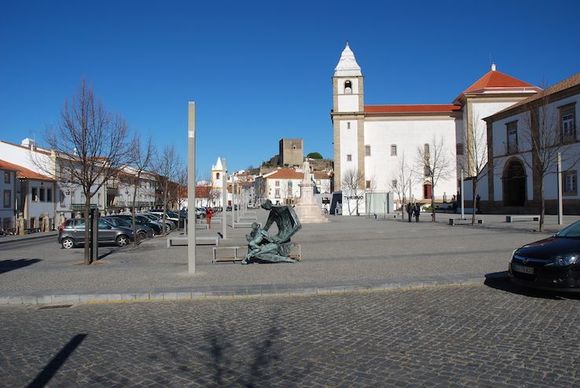 its main square with sculptures where you can park
