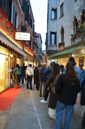 Queue at Gelateria Gallonetto