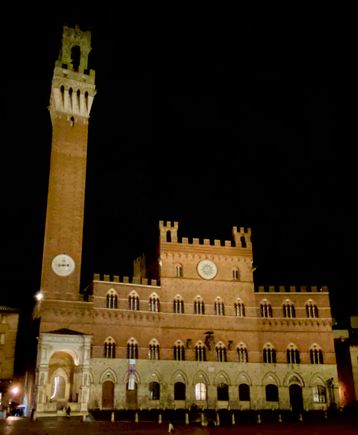 Palazzo Publico night 