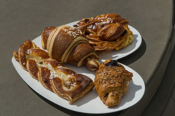 I rest my case. As well, there was another wonderful surprise. Mrs Z and I once discovered an amazing Swiss brand of shampoo-gel soap called 'Prija'. We'd first encountered it in our rental house in Meursault (Burgundy) and loved its herbal 'eruca sativa' smell and texture. We thereafter tried for years to buy some of that, all to no avail. Lo and behold, when we arrived at our Aquamarina apartment, the featured soap was Prija. What a coincidence.