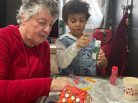 Making gingerbread house