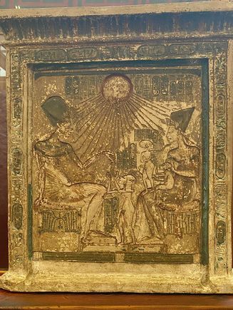 A beautiful and intimate portrait of Ahkenhaten and his family 