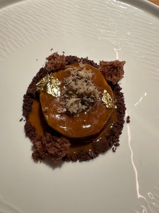 A disc of rooster (!!) enhanced by chocolate (!) and truffle.   This bird, according to the waiter, is a relative of the Asturian pitu de Caleya, a huge specimen whose meat is mostly dark.....we had our share during our excellent trip to Asturias a few years back....   Notice the bits of gold leaf!