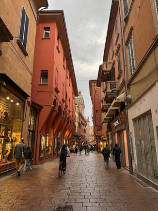 Another lovely Bologna street scene - there are many red buildings