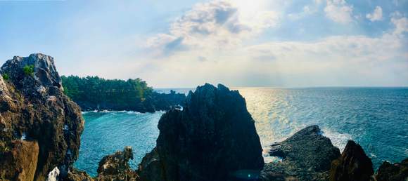 Jusangjeolli Cliff, Jeju: The spectacular volcanic coastline at the lookout.