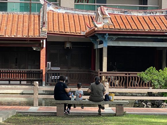 Wu's Garden, a sweet garden between high rise buildings 