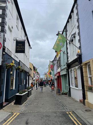 One of the side streets of Caernarfon. The town is very popular and it was filled, although this street looks kind of empty, it got busier later.