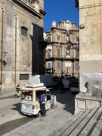 Just around the corner from Piazza Pretoria is Piazza Vigliena, a Baroque square and main intersection, also known as Quattro Canti (four corners) because it is the intersection of the four ancient quarters of Palermo.
