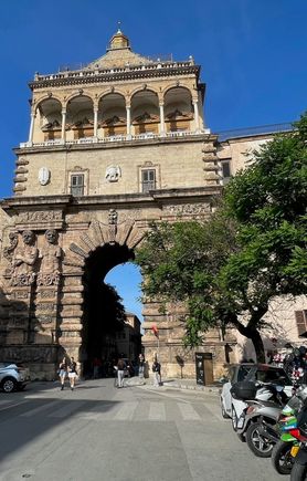 Just to the south of the palace is Porta Nuova, built in the 1580s and then reconstructed in the 1600s after it was destroyed by a fire
