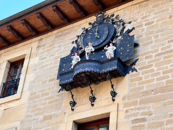 The cute town clock strikes the hour, Laguardia 