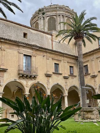 Courtyard/cloister of Museo Diocesano Caltagirone