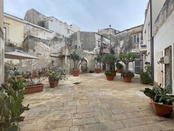 We stumbled upon the Graziella fisherman district, an ancient area with Arab influence in the layout and architecture