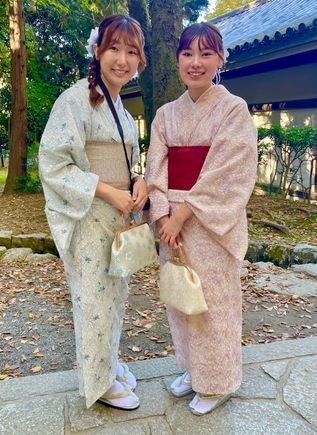 The young women wore traditional kimono to visit Nanzen-ji and were happy to pose. They had phones but tucked them into their purses beforehand :)