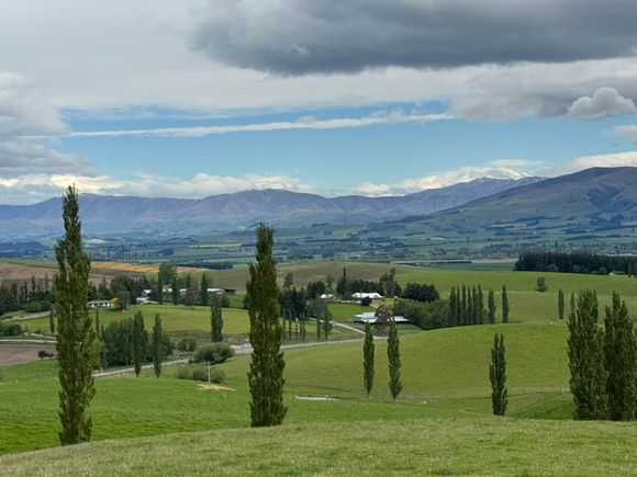 More stunning scenery on the drive to Lake Tekapo