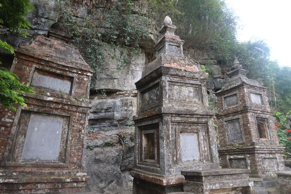 Stupas to Buddhist Monks, Bich Dong Temple
