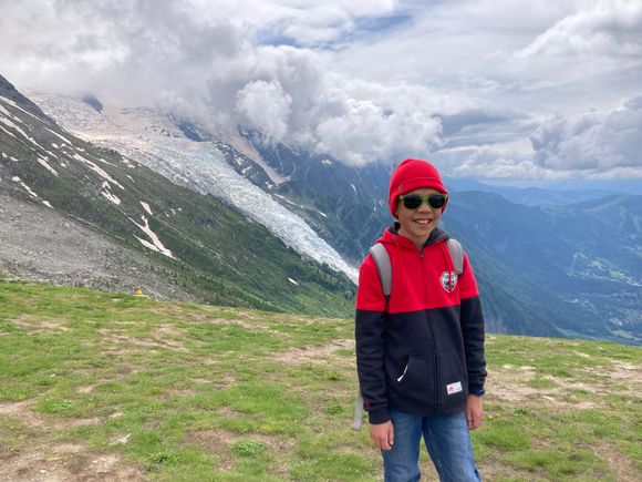 Almost at the end of the hike, past Refuge du Plan de l'Auiglle, with great view of Glacier des Bossons (but no Mont Blanc). 
