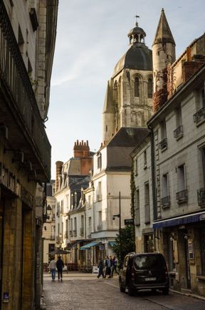 The Luftwaffe wiped out a chunk of Tours. But starting in '66,  that area was sensitively restored. The shiny new N-S tram-streetcar runs along the vibrant shopping street of rue Nationale/Ave Grammont.