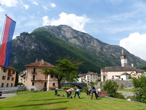 Hikers stretching in Bignasco 