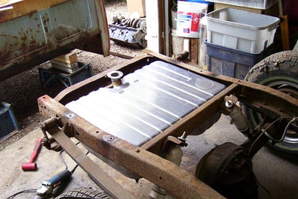 Under bed gas tank does it stick out from underneath? Ford Truck
