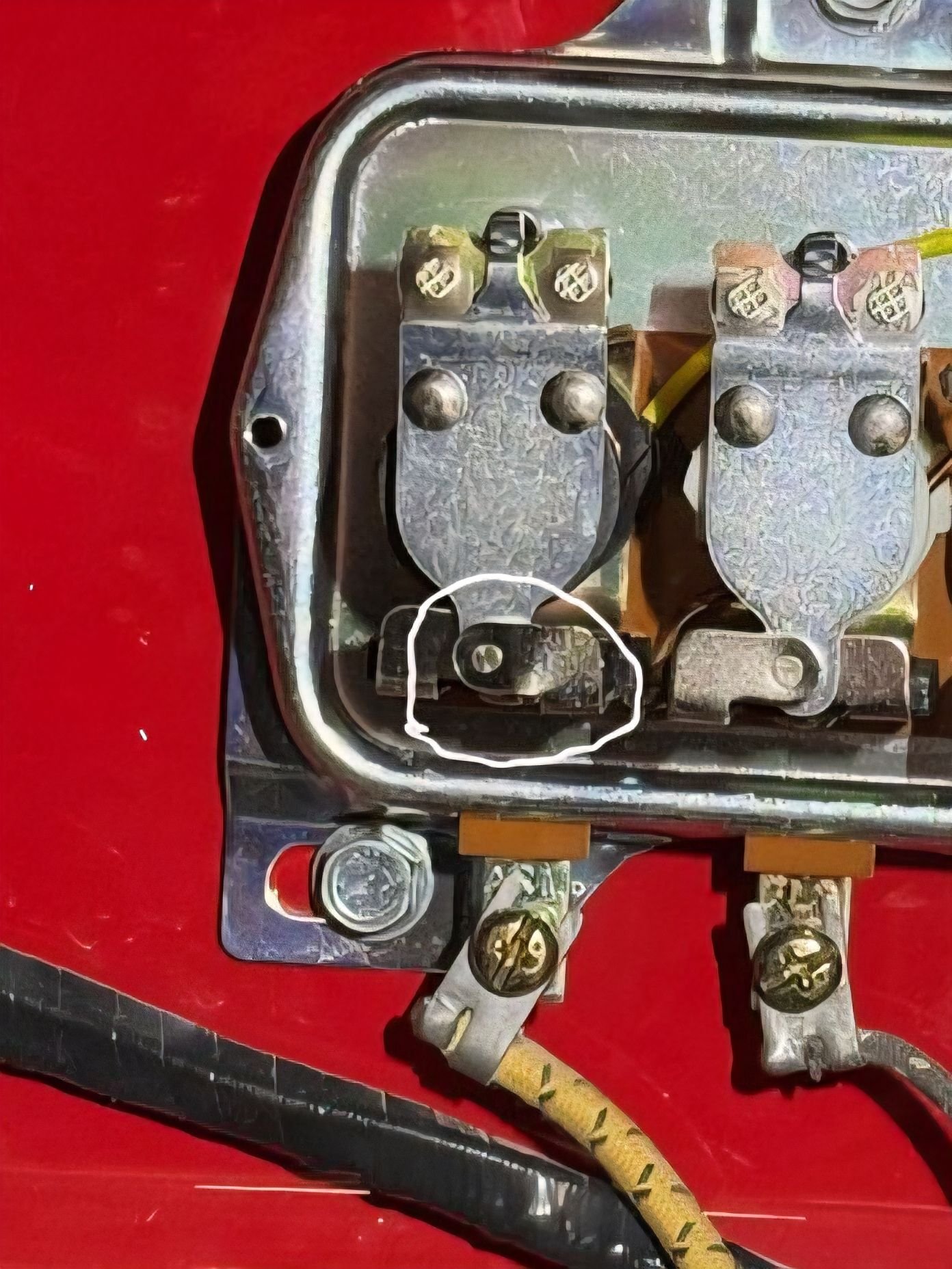 These look burnt. Maybe high resistance here.