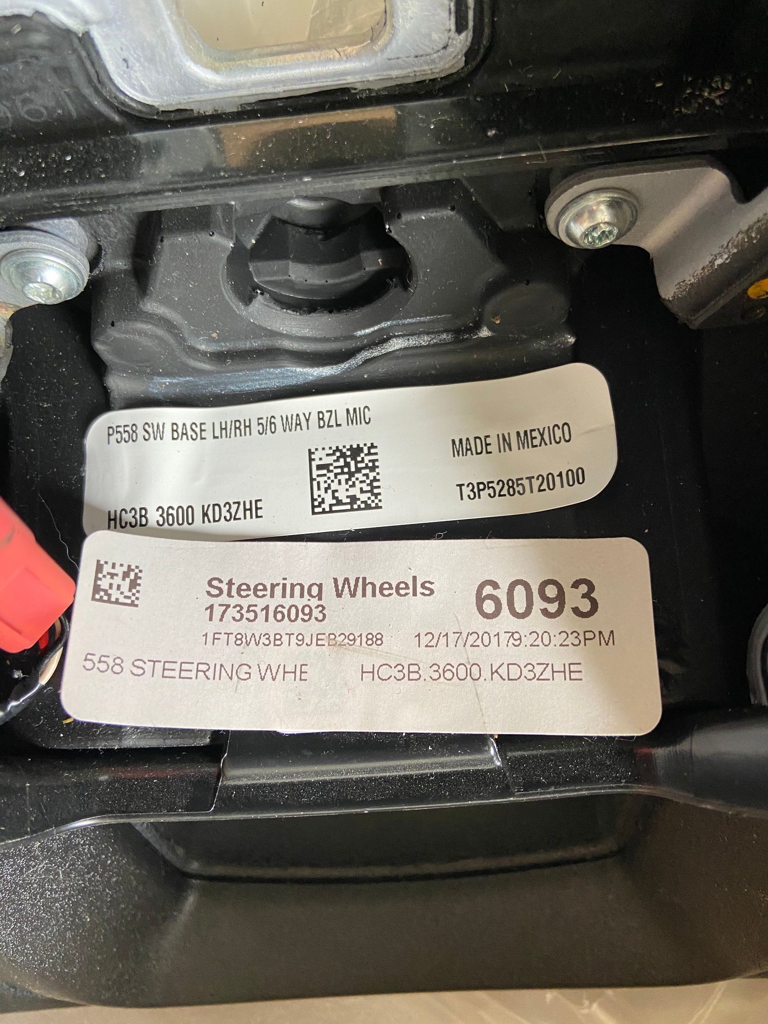 Interior/Upholstery - Steering wheel w/ buttons off low-milage 2018 F350 XLT - Used - 2017 to 2020 Ford F Super Duty - Snohomish, WA 98290, United States