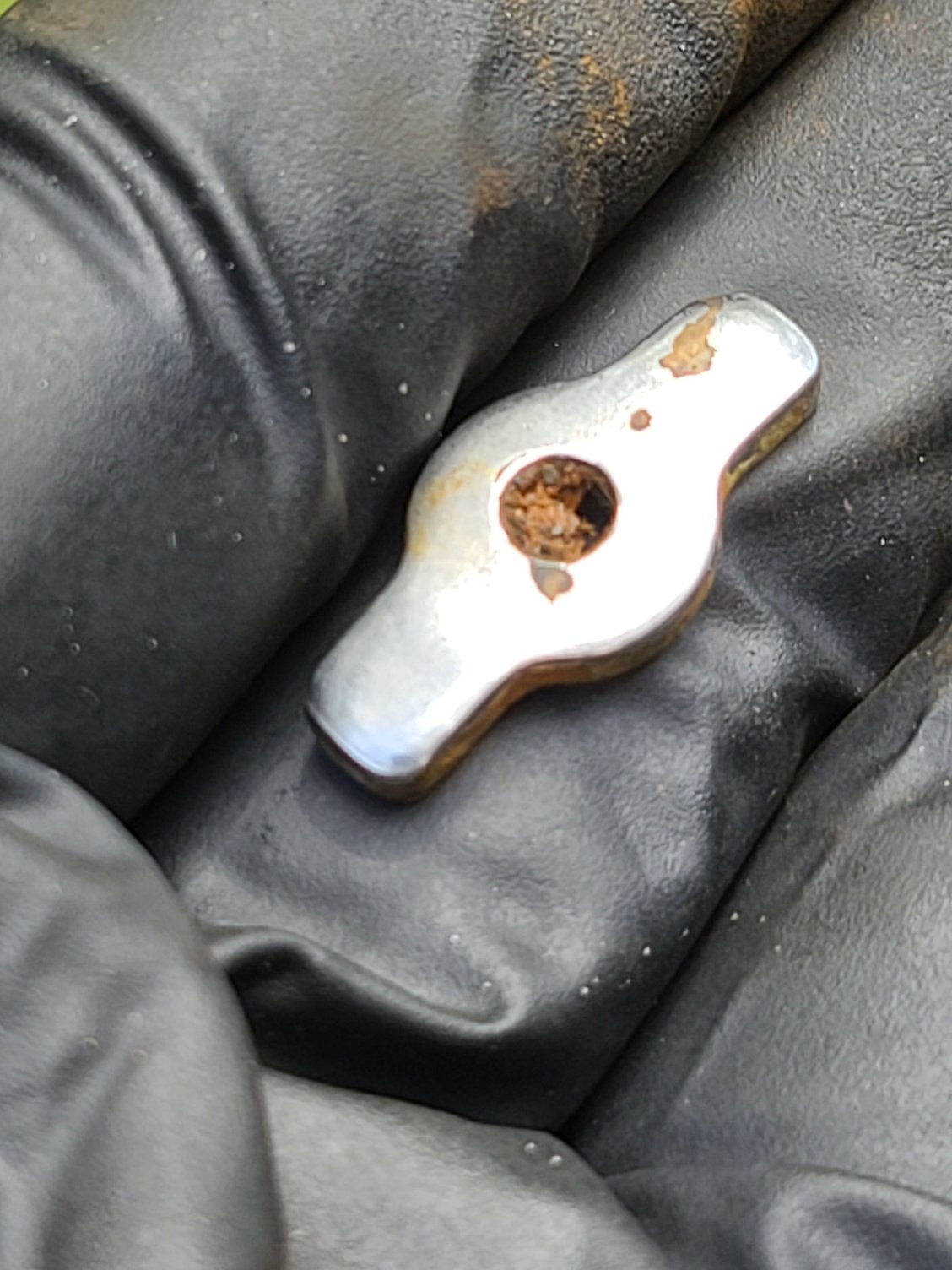 Looks to be threaded