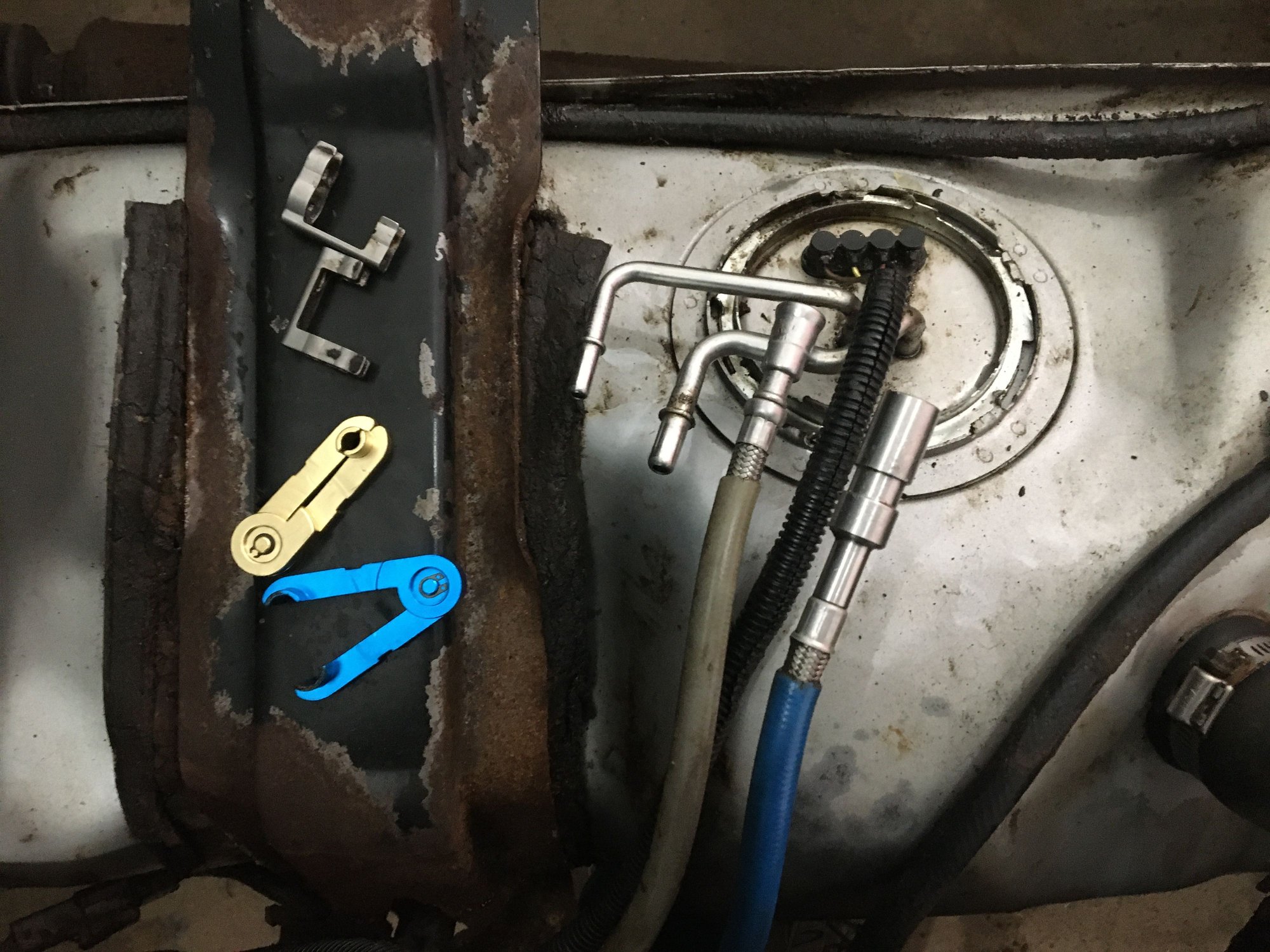 Fuel system sending unit / pump disassembled and fuel tank over flowing updated how it works