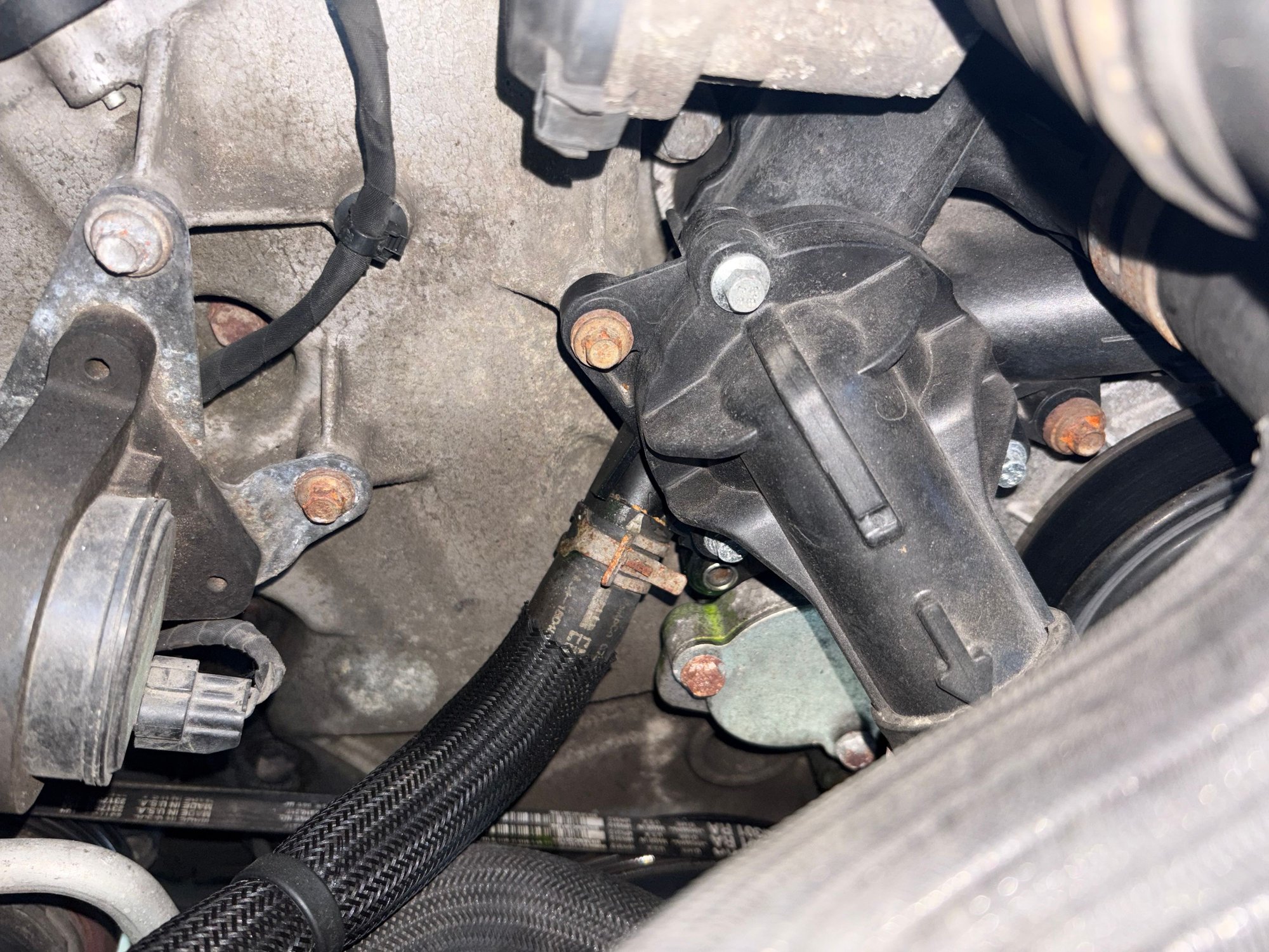 You can barely see the dye around the middle of the thermostat housing. 