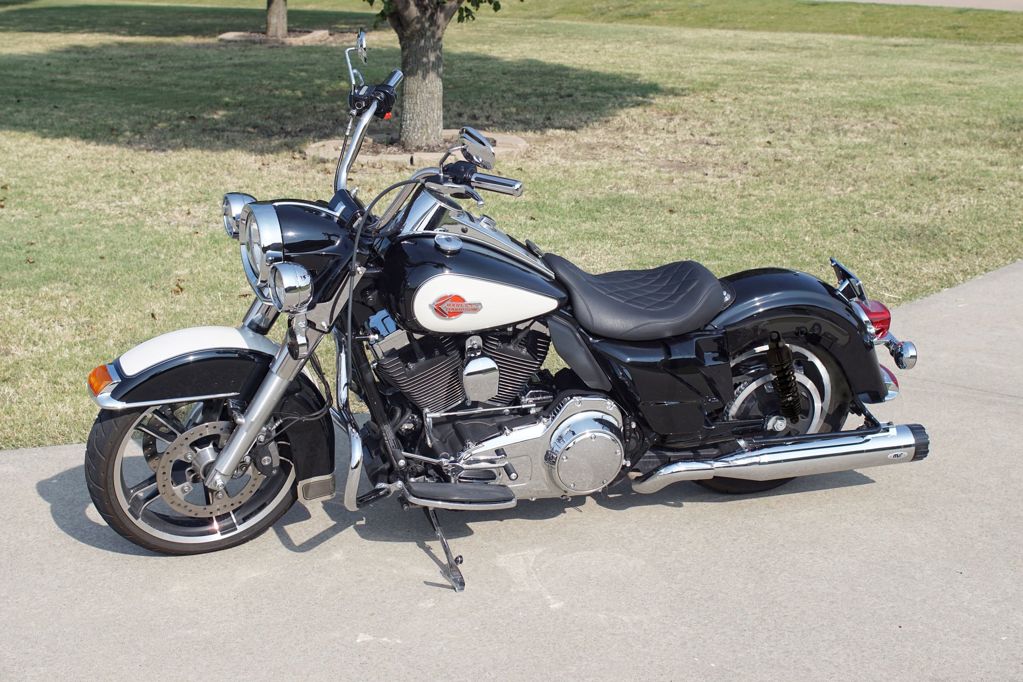 2014 Road King - Bagless and other mods.