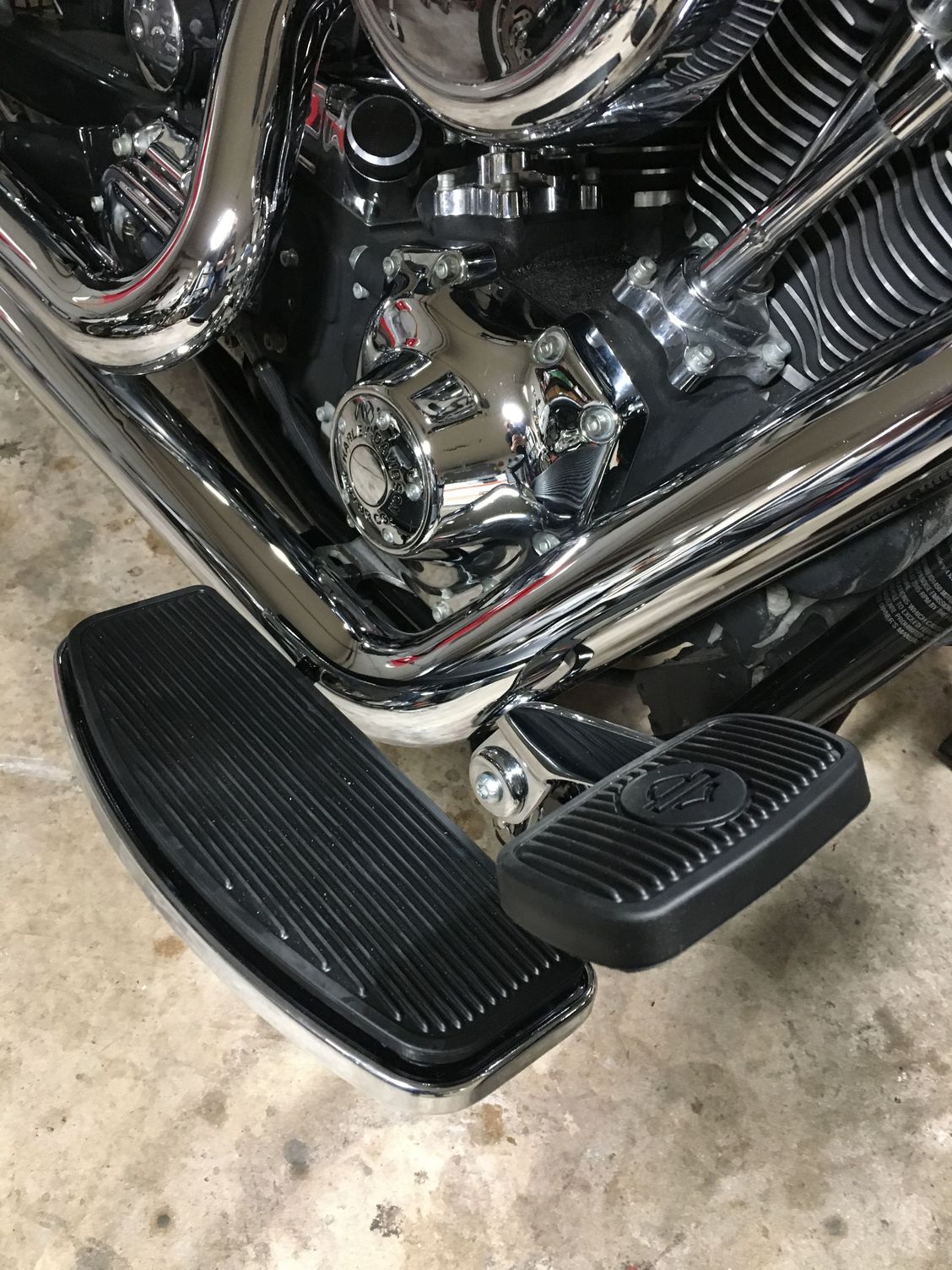 HD floorboard kit for 06 and up will fit earlier model Wide Glide