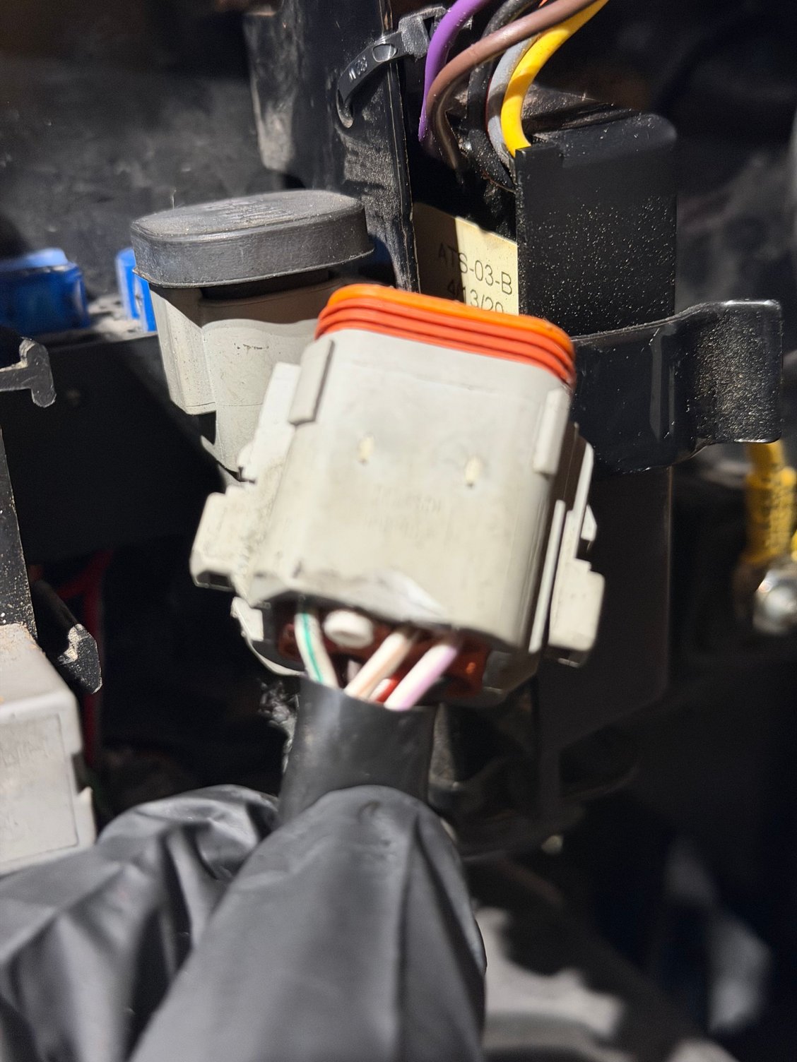 Connecting end from Speedo to badlands module with white/green wire 