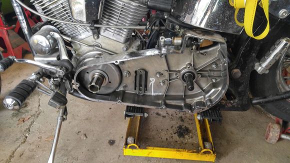 Inner primary back in place, temporarily, to get the tranny positioned right so I can lock it down.
