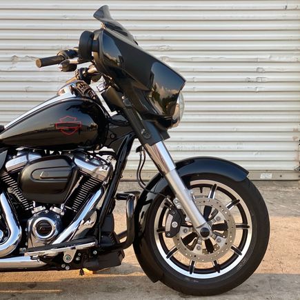 KlockWerks Wrapper fender and 5" windsheld