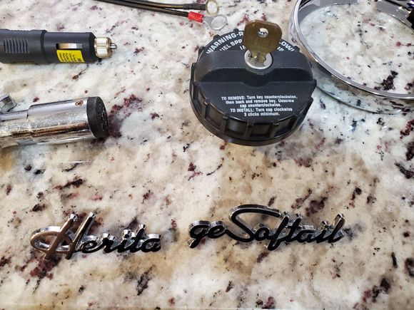 Broken Heritage Softail emblem
Locking fuel cap 