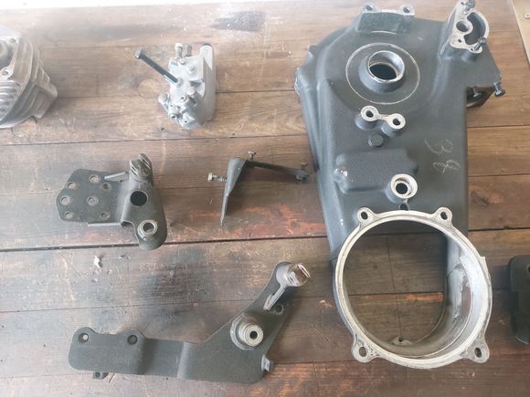 Inner primary is not in to bad a shape but dose have some areas that are flacking off + i want everything to match so all this will be rew coated