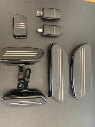 OEM Streamliner touring floorboards, brake pedal, passenger pegs, and a set of brand new aftermarket passenger floorboards. 35 miles in the oem parts, zero miles on aftermarket parts
$285 shipped
