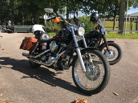 Tired of this Pandemic.
A lot of waterholes either closed 'cause Covid-19 or whent bust caused by lack of customers.

Glad we can still ride.
+9 degrees C so a bit on the frosty side.
